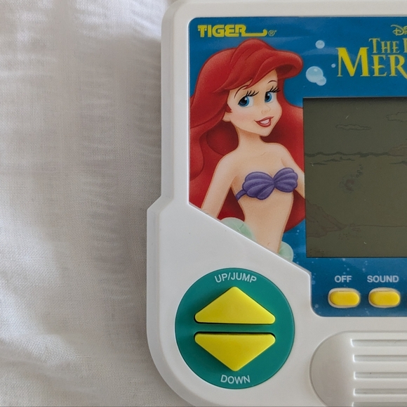 Retro Hasbro Gaming Tiger Electronics Disney The Little Mermaid Electronic Game - Picture 2 of 5